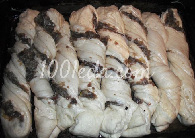 Слоеный дрожжевой пирог с мясом и сливочной корочкой: рецепт с пошаговым фото - Шаг №15