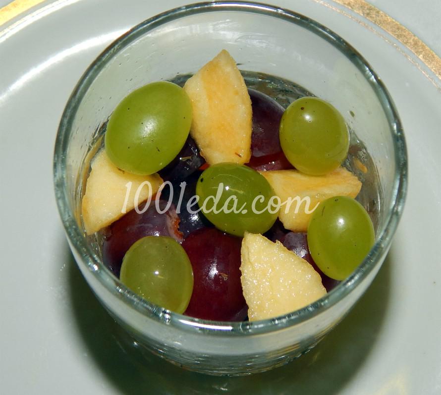Слоеный фруктовый салат с мороженым, шоколадом и ягодным сиропом: пошаговый с фото - Шаг №4