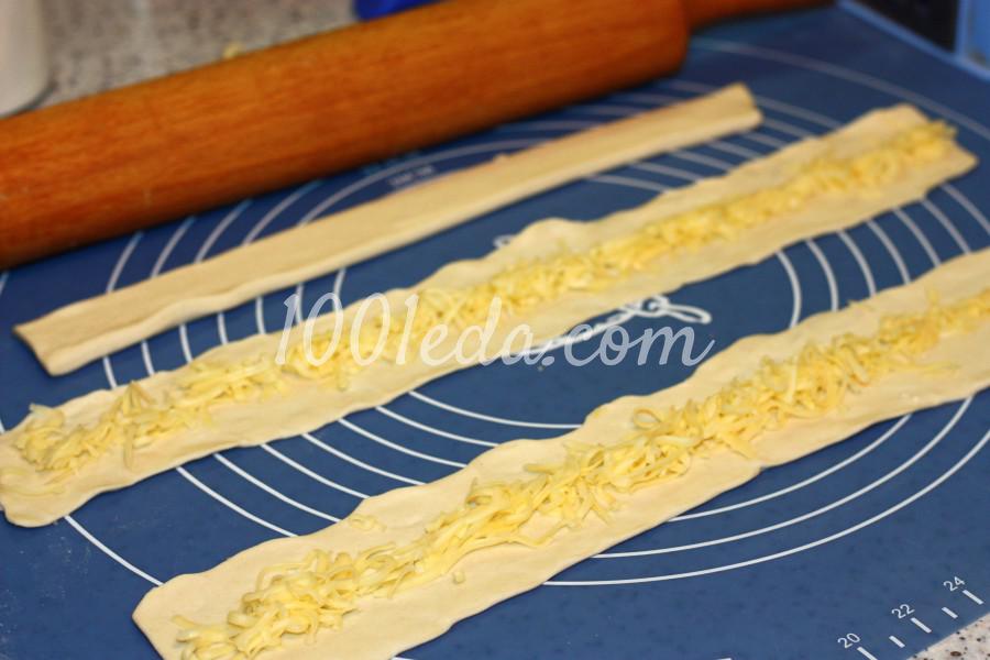 Слоеный крендель с сыром и соленой брынзой: рецепт с пошаговыми фото - Шаг №2