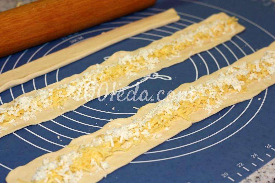Слоеный крендель с сыром и соленой брынзой: рецепт с пошаговыми фото - Шаг №3