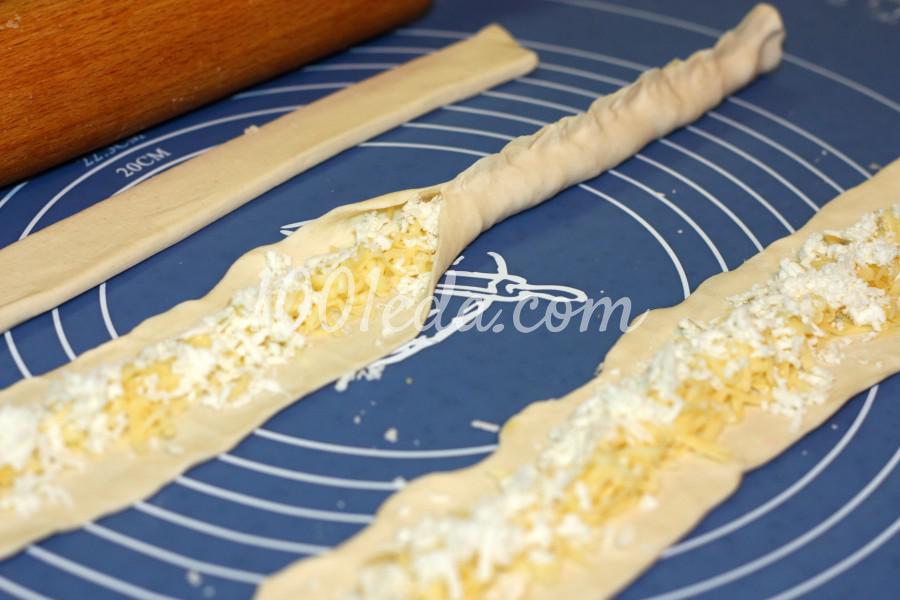 Слоеный крендель с сыром и соленой брынзой: рецепт с пошаговыми фото - Шаг №4