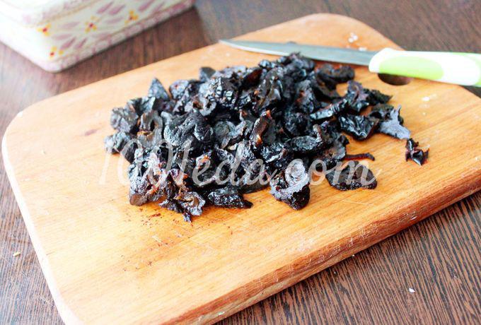 Слоеный салат с курицей и черносливом: пошаговый с фото - Шаг №3 Слоеный салат с курицей и черносливом: пошаговый с фото - Шаг №3