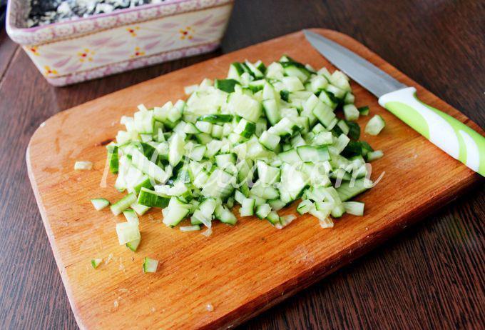 Слоеный салат с курицей и черносливом: пошаговый с фото - Шаг №4 Слоеный салат с курицей и черносливом: пошаговый с фото - Шаг №4