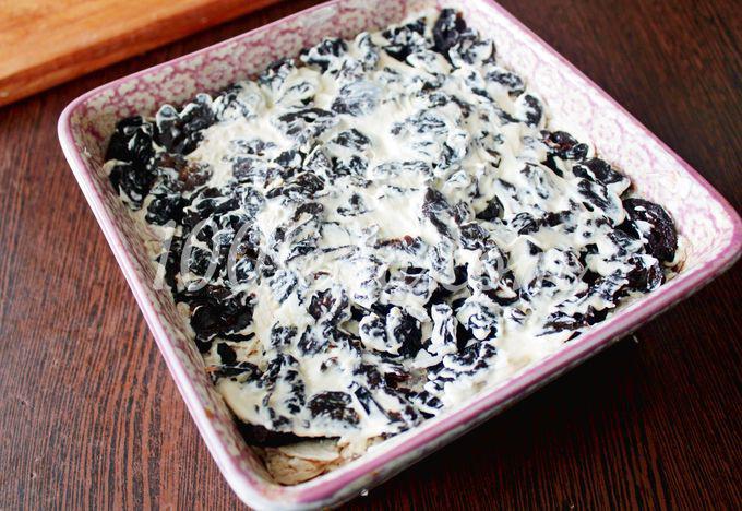 Слоеный салат с курицей и черносливом: пошаговый с фото - Шаг №5 Слоеный салат с курицей и черносливом: пошаговый с фото - Шаг №5