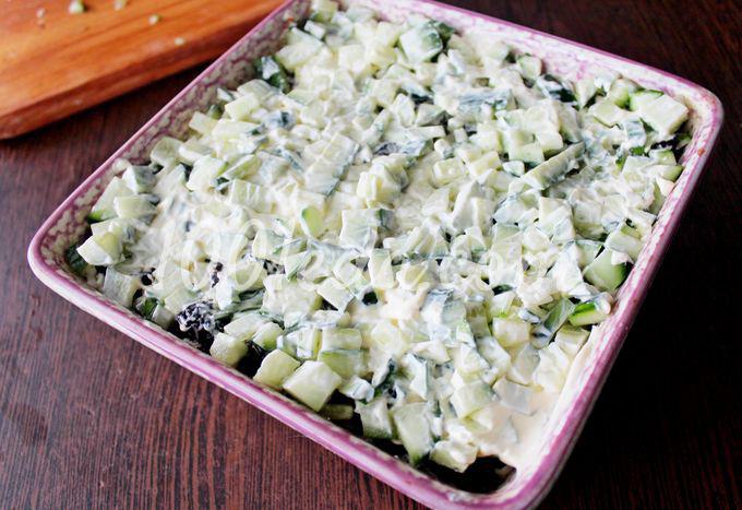 Слоеный салат с курицей и черносливом: пошаговый с фото - Шаг №6 Слоеный салат с курицей и черносливом: пошаговый с фото - Шаг №6