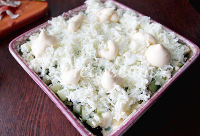 Слоеный салат с курицей и черносливом: пошаговый с фото - Шаг №7 Слоеный салат с курицей и черносливом: пошаговый с фото - Шаг №7