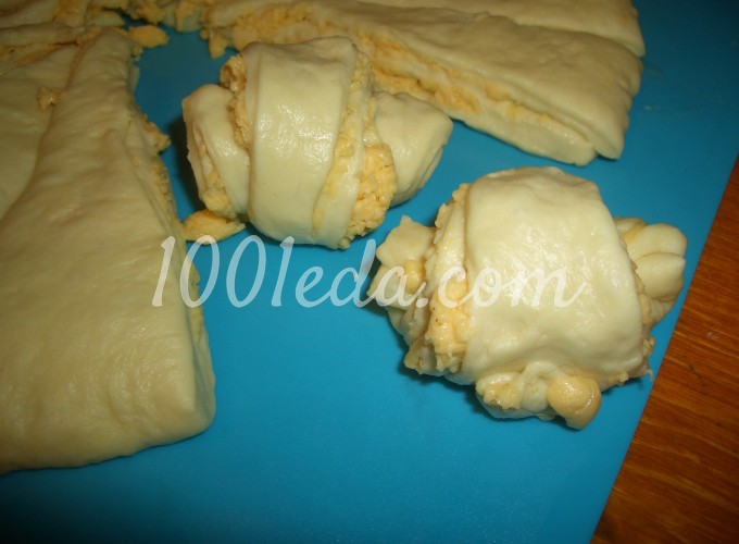 Слоистые дрожжевые булочки с сыром: рецепт с пошаговым фото - Шаг №10
