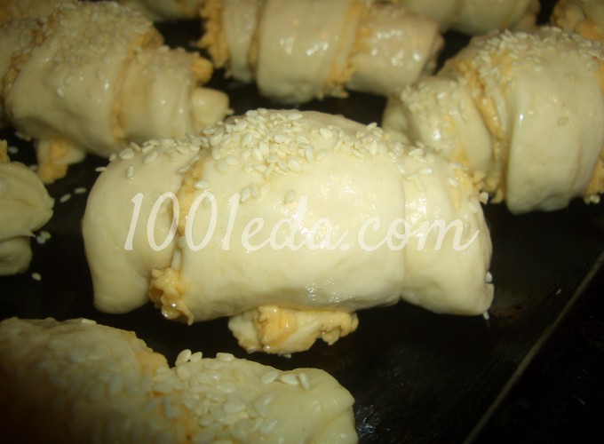 Слоистые дрожжевые булочки с сыром: рецепт с пошаговым фото - Шаг №11