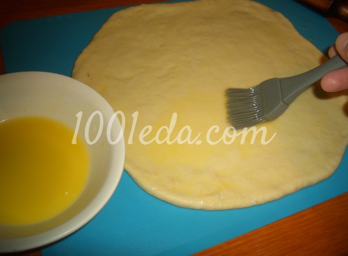 Слоистые дрожжевые булочки с сыром: рецепт с пошаговым фото - Шаг №5