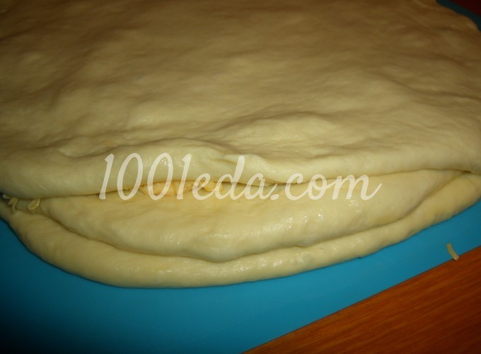 Слоистые дрожжевые булочки с сыром: рецепт с пошаговым фото - Шаг №8