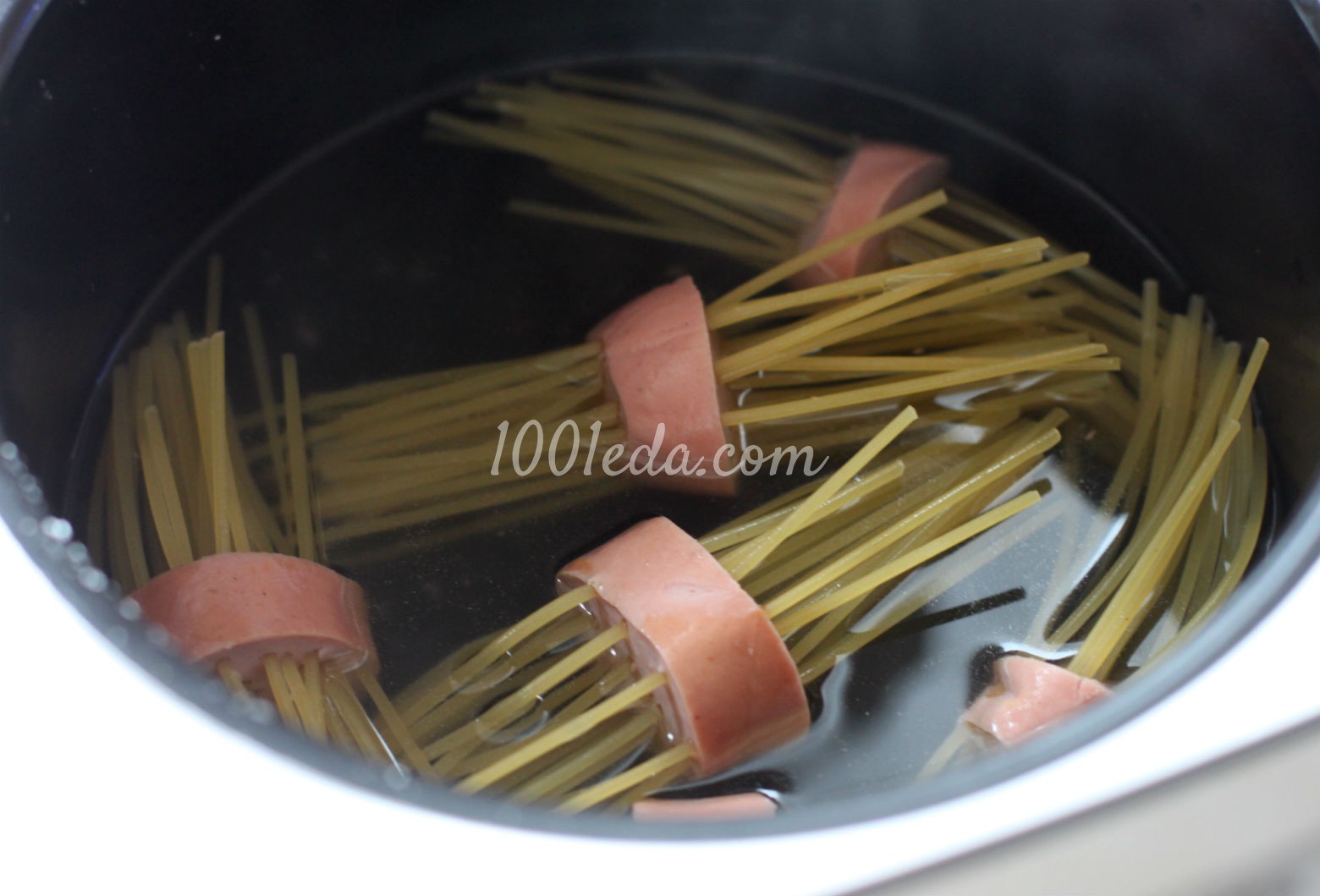 Спагетти с сардельками на новый лад: рецепт с пошаговым фото - Шаг №2