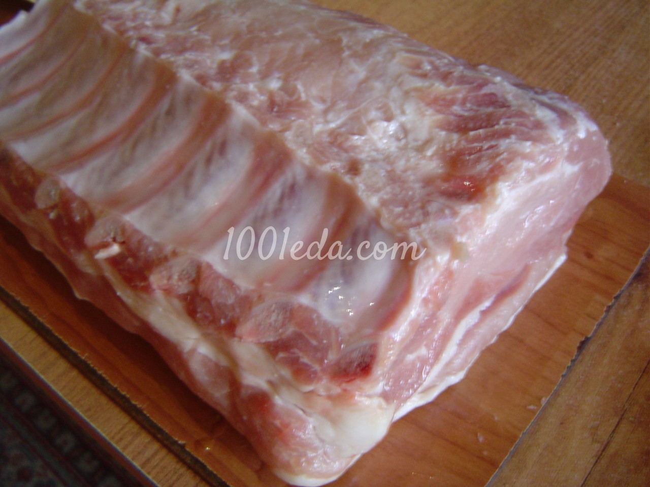 Свиная корейка на луковой подушке: рецепт с пошаговым фото - Шаг №1