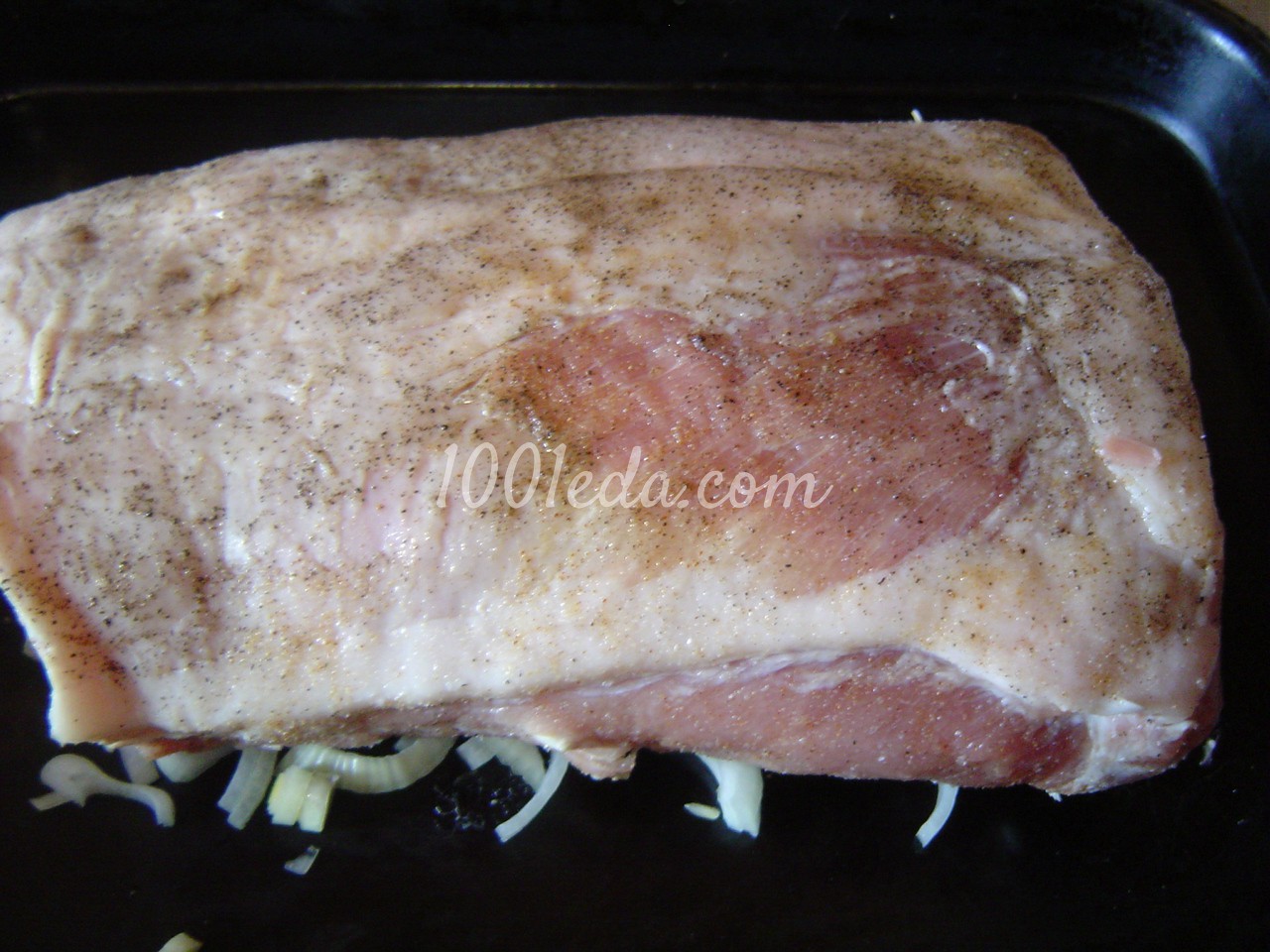 Свиная корейка на луковой подушке: рецепт с пошаговым фото - Шаг №6