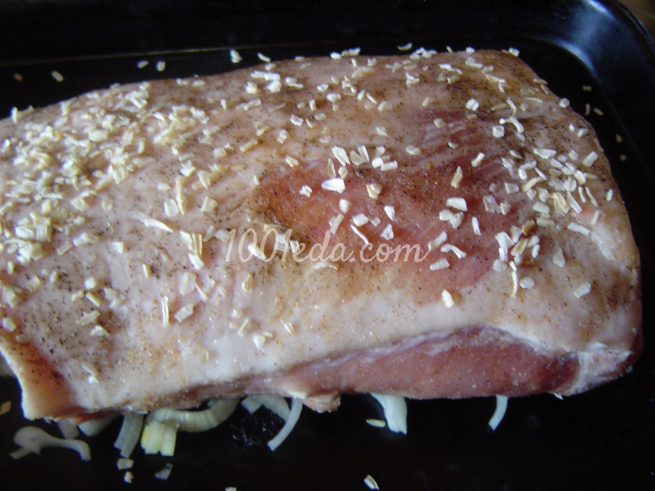 Свиная корейка на луковой подушке: рецепт с пошаговым фото - Шаг №7