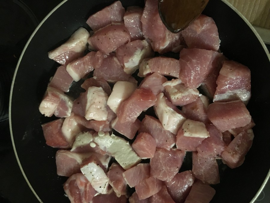 Свинина тушеная с имбирём и карри: рецепт с пошаговым фото - Шаг №4