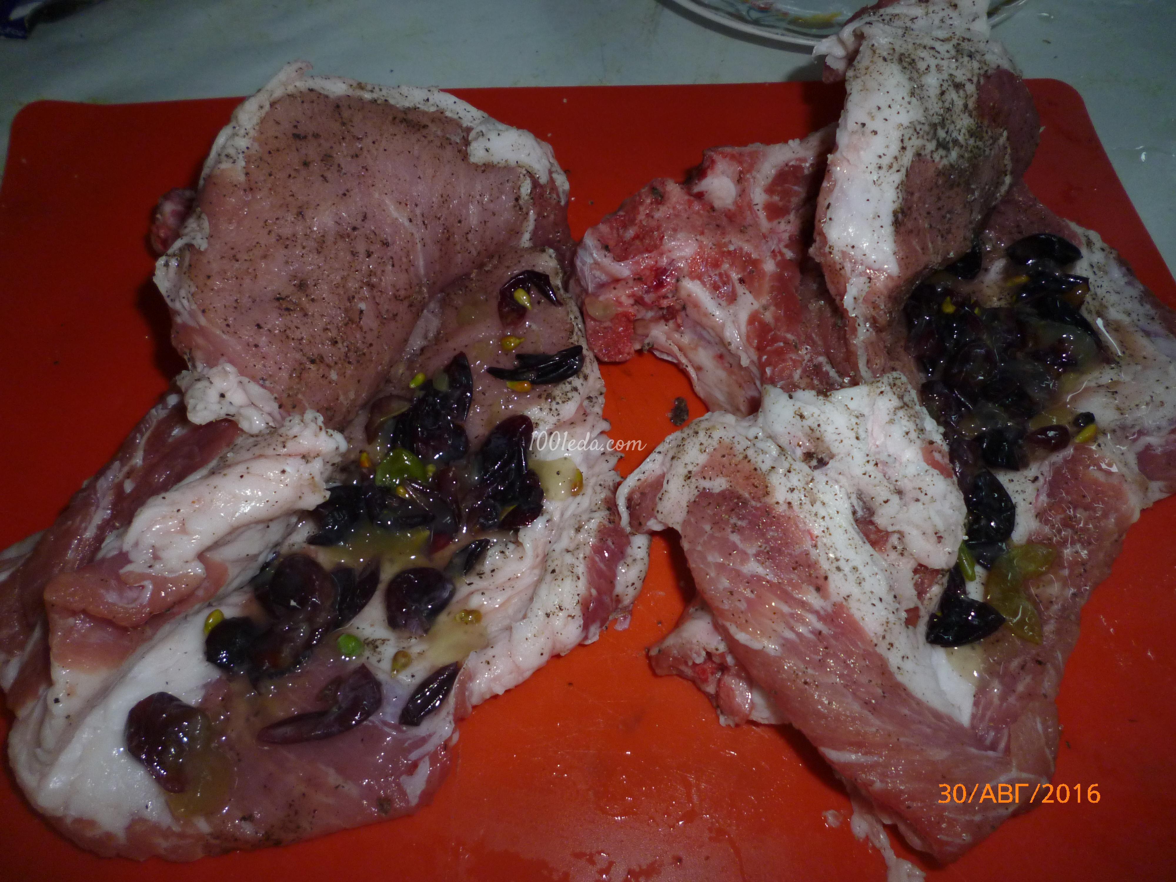 Свиной стейк в винограде на решетке барбекю: рецепт с пошаговым фото - Шаг №5