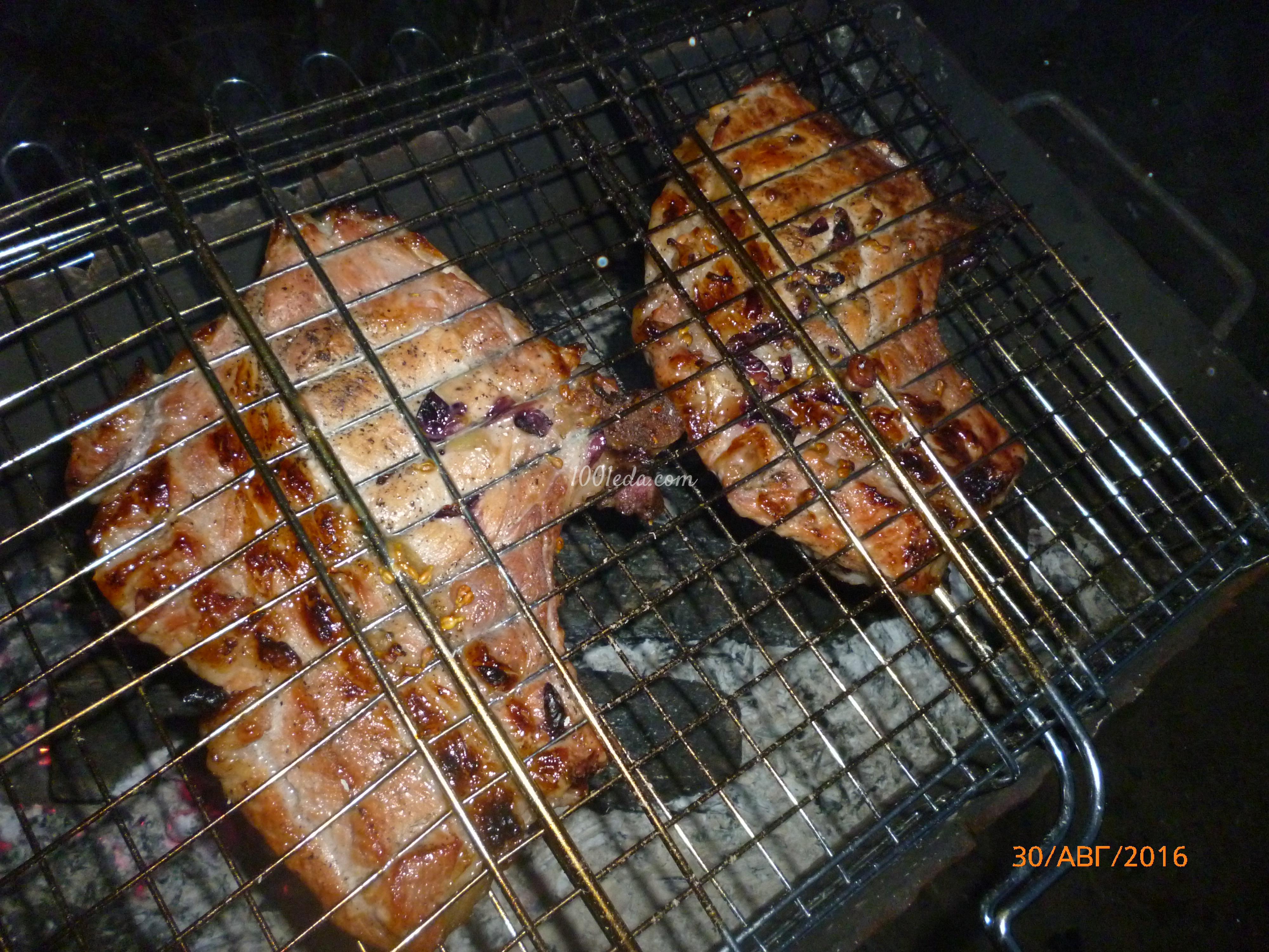 Свиной стейк в винограде на решетке барбекю: рецепт с пошаговым фото - Шаг №8