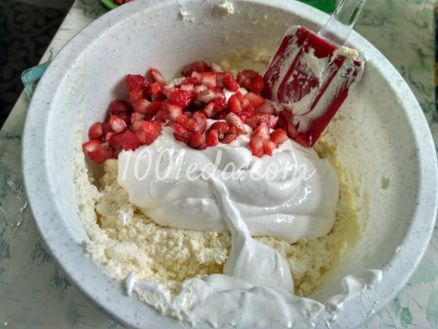 Творожная запеканка с клубникой: пошаговый с фото - Шаг №7 Творожная запеканка с клубникой: пошаговый с фото - Шаг №7