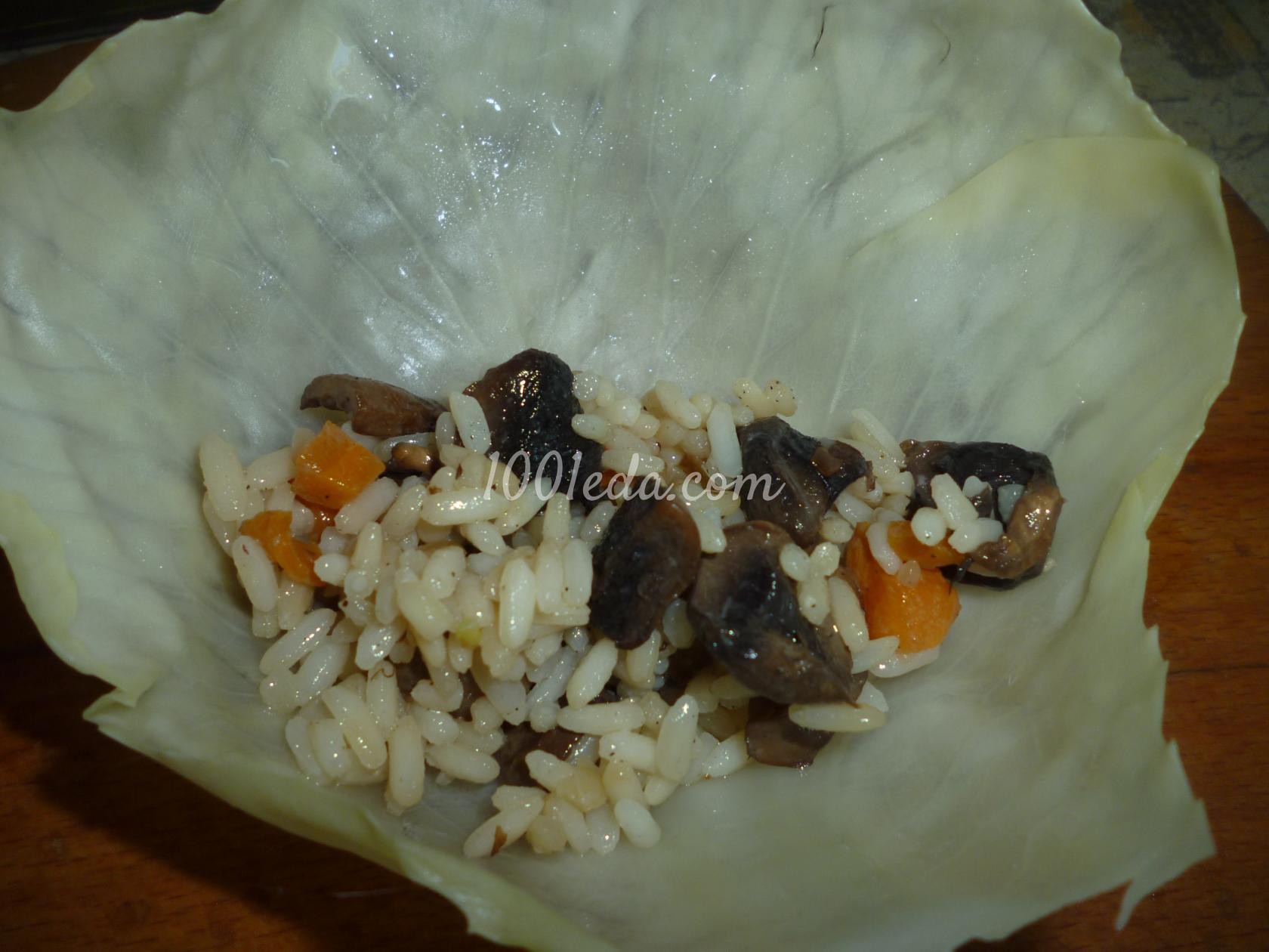 Утка, фаршированная голубцами с рисом и грибами: рецепт с пошаговым фото - Шаг №5