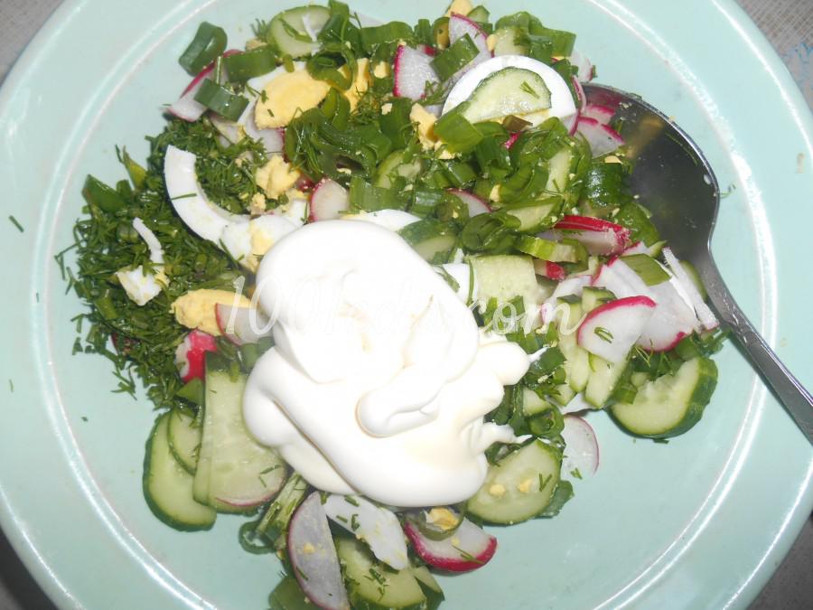 Весенне-летний салат из редиса, огурца и яиц с сухариками