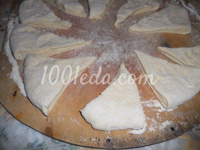 Вкусные домашние рогалики с повидлом на дрожжевом тесте: рецепт с пошаговым фото - Шаг №7