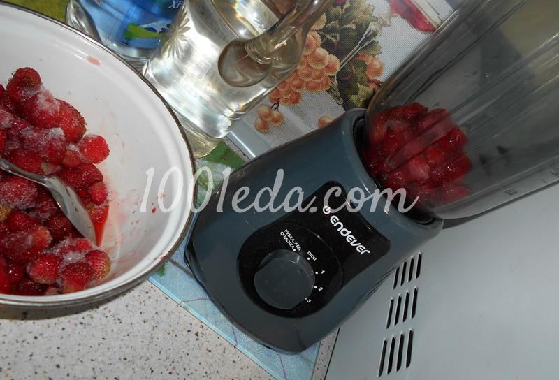 Вкусный ягодный напиток из клубники с топленым молоком: пошаговое фото - Шаг №2