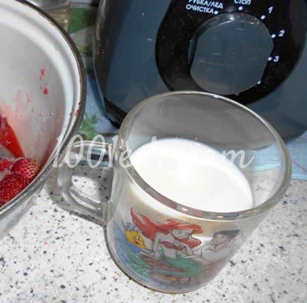 Вкусный ягодный напиток из клубники с топленым молоком: пошаговое фото - Шаг №3