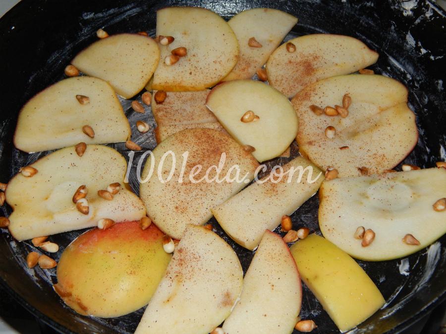 Яблочная шарлотка-перевертыш с клубничным вкусом и кедровыми орешками: рецепт с пошаговым фото - Шаг №4