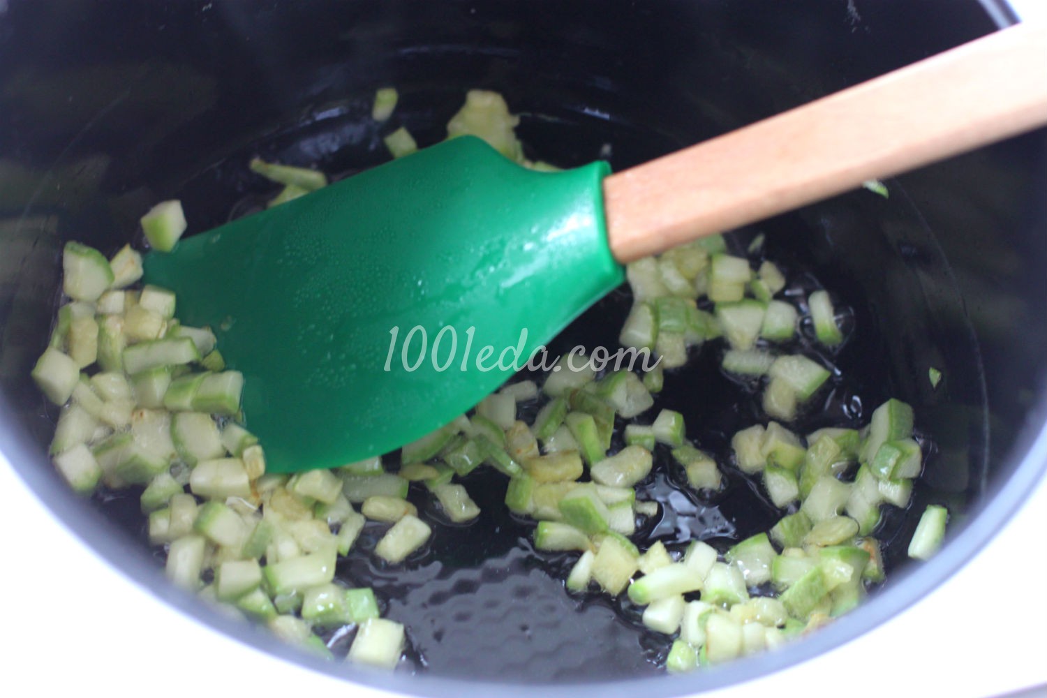 Яичница-болтунья с кабачками: рецепт с пошаговым фото - Шаг №2