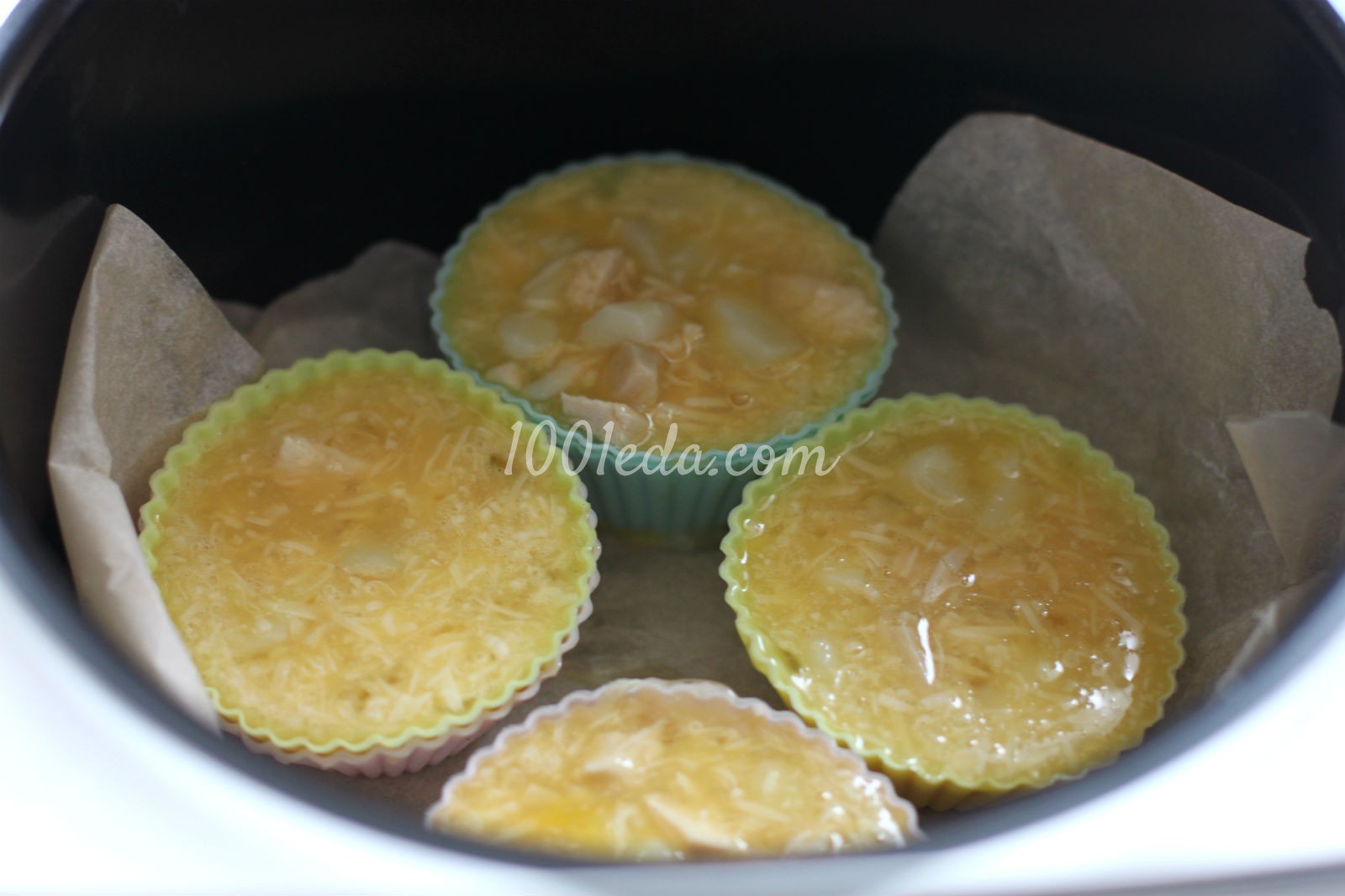 Яичные кексы с куриной грудкой, картофелем и пармезаном в мультиварке: рецепт с пошаговым фото - Шаг №3