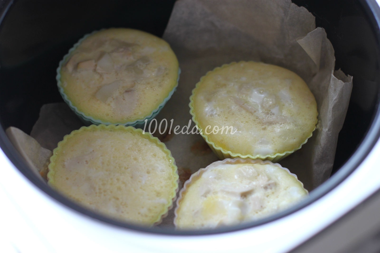 Яичные кексы с куриной грудкой, картофелем и пармезаном в мультиварке: рецепт с пошаговым фото - Шаг №4
