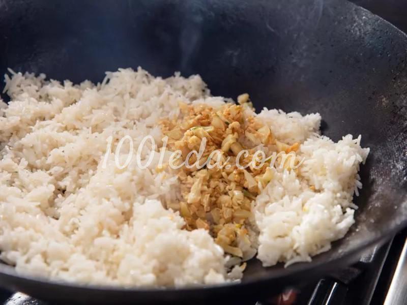 Жареный рис с чесноком