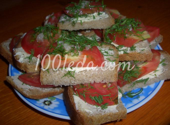 Закуска с помидором со сливочным маслом на ржаном хлебе