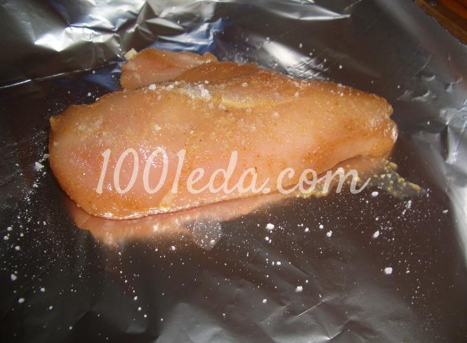 Запеченное в фольге куриное филе для салата: рецепт с пошаговым фото - Шаг №2