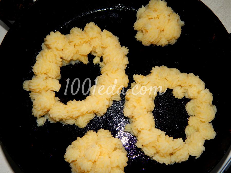 Запеченные картофельные веночки с яичницей для детей: рецепт с пошаговым фото - Шаг №1
