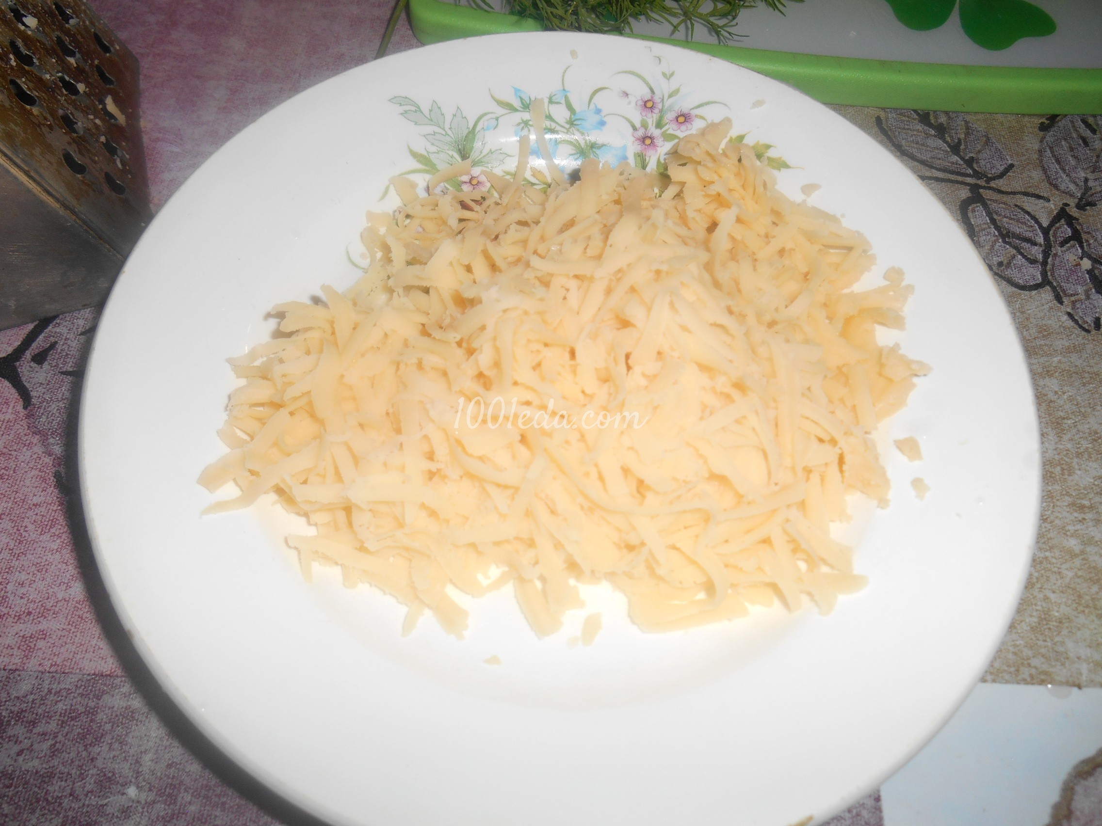 Запеканка из тертого картофеля с сыром, чесноком и зеленью: рецепт с пошаговым фото - Шаг №1