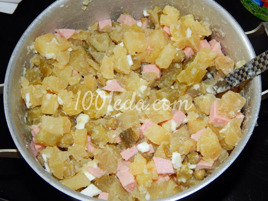 Зимний салат с маринованными огурцами и колбасой: рецепт с пошаговым фото - Шаг №4