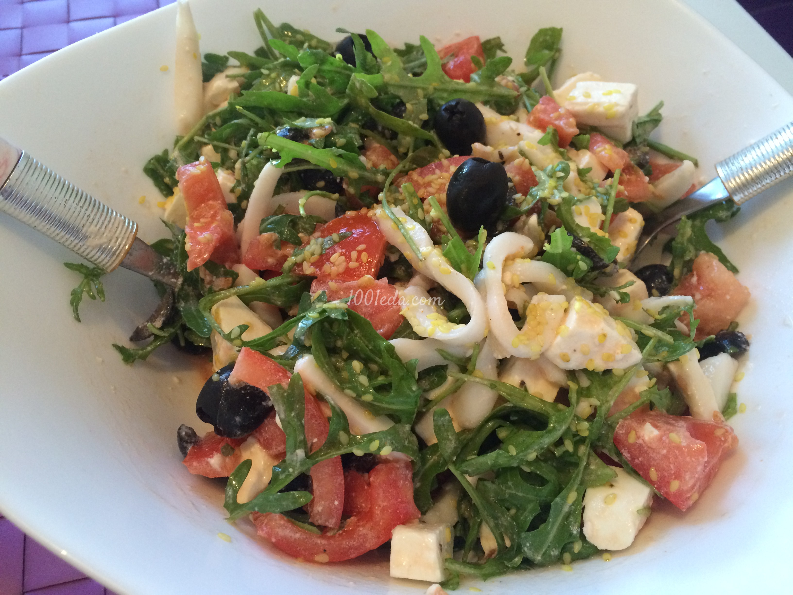 Легкий салат с рукколой, кальмарами и греческим сыром
