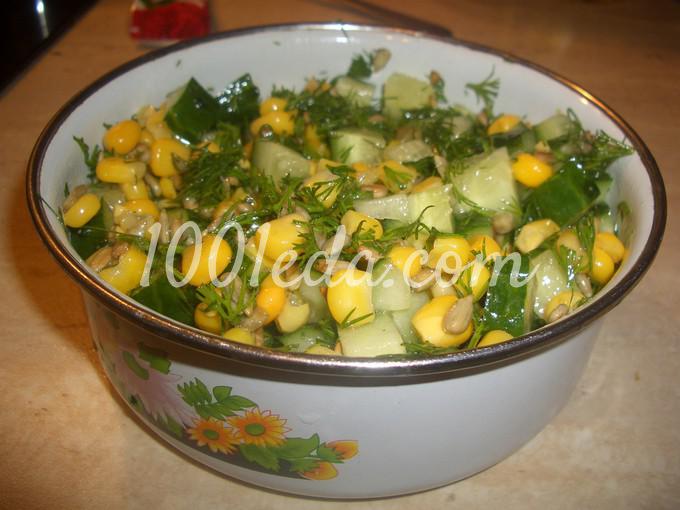 Овощной салат с кукурузой и семечками