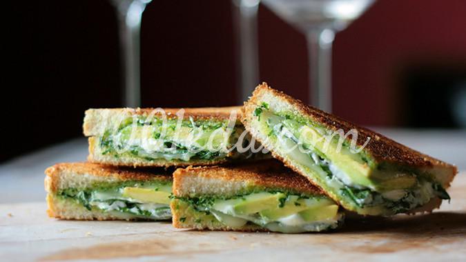 Зеленые сендвичи-гриль с песто
