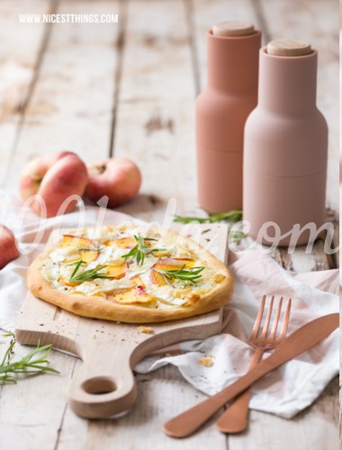 Тарт с персиками, козьим сыром и розмарином