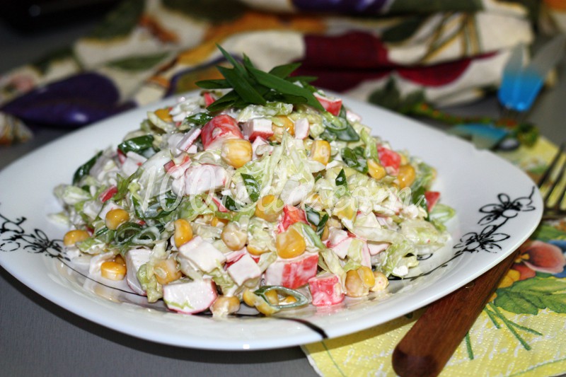 Крабовый салат с зеленым луком и чесноком