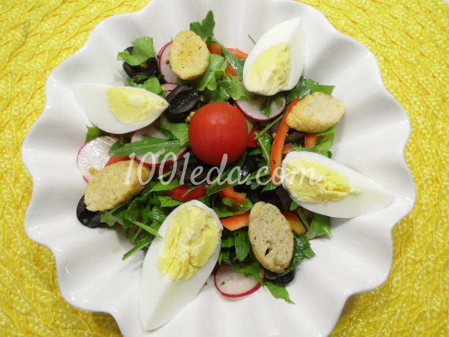 Овощной салат с яйцами и сухарями