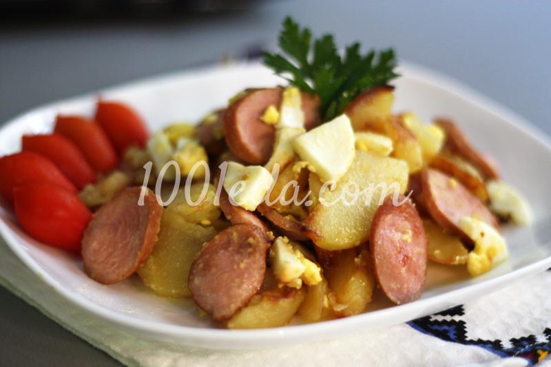 Жареный картофель с сосисками и отварными яйцами