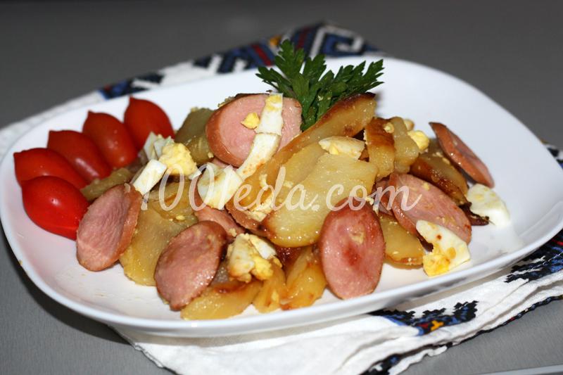 Жареный картофель с сосисками и отварными яйцами
