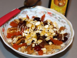 Полезный завтрак с сухофруктами и орехами