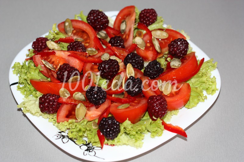 Овощной салат с ежевикой и тыквенными семечками