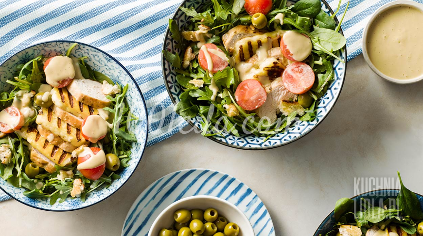 Салат с жареным сыром, курицей и соусом из халвы: рецепт с пошаговым фото