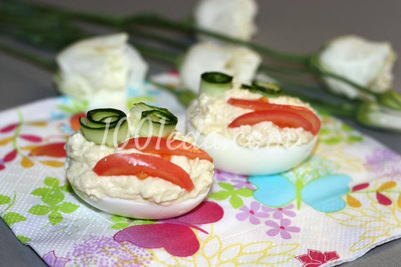 Фаршированные яйца с сыром и овощами
