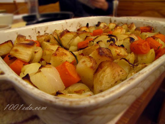 Жареная картошка с морковкой и луком в духовке